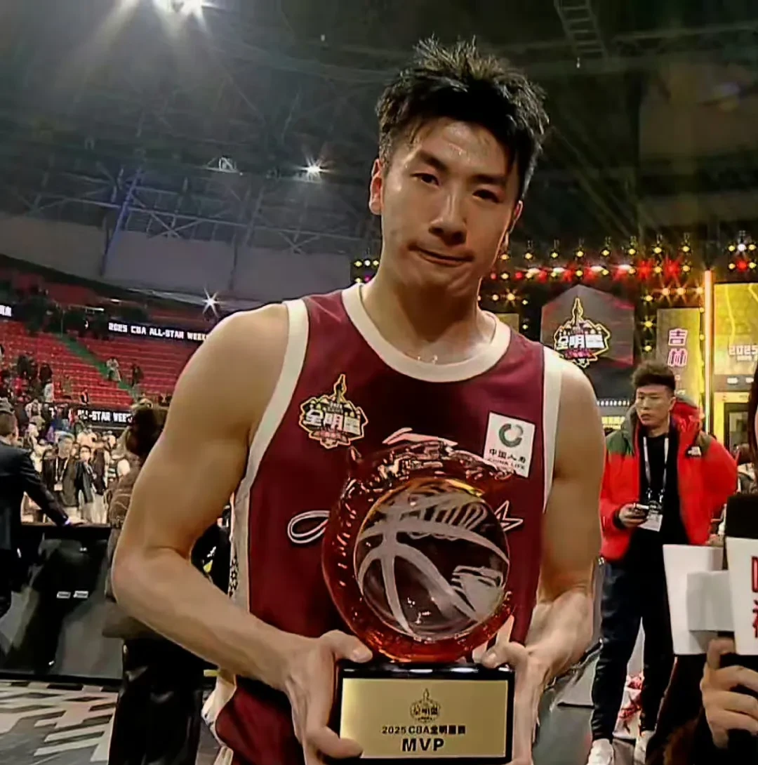 包含赛地聚焦：CBA季后赛今晨热度飙升，纽约尼克斯队长鼓劲，压力陡增，赛程密集仍需轮换的词条