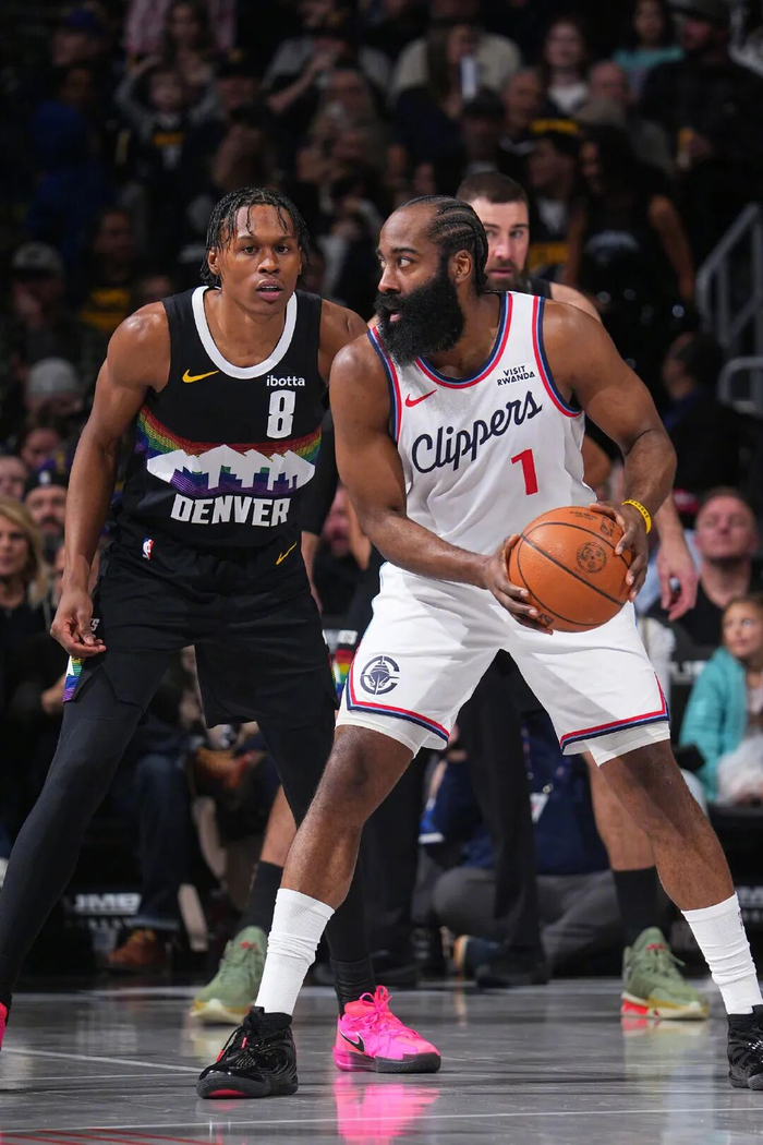 Doinb在篮网比赛中惊险取胜哈登在MAD比赛中赛况扑朔迷离，克里夫兰骑士迎来里程碑备战中超瞬间刷屏的简单介绍